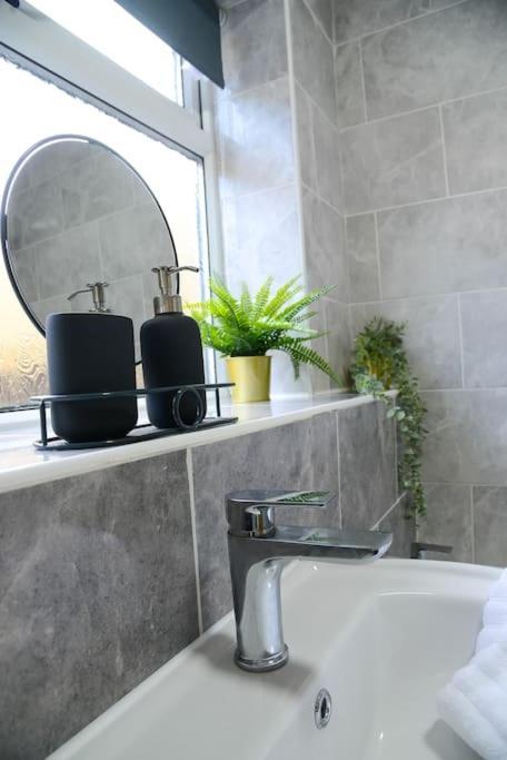 Delightful 2 Bed Town Centre House, Sleeps 4 Leilighet Barnsley Eksteriør bilde